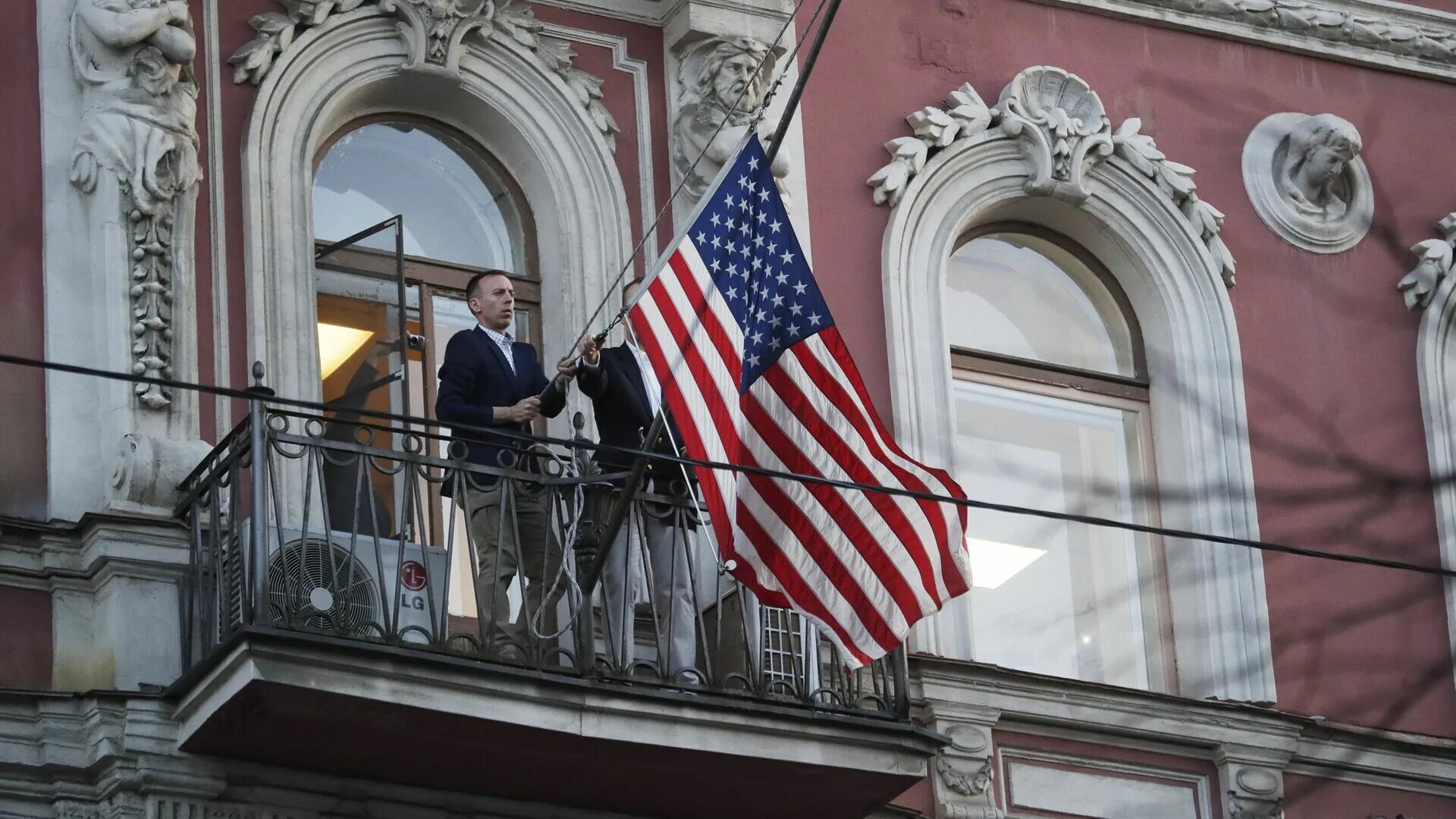 Посольство нидерландов в москве. Генконсульства россии в британии эдинбурге. Посольство российской федерации в великобритании. Генеральное консульство великобритании в санкт-петербурге. Дипломатическое посольство рф.