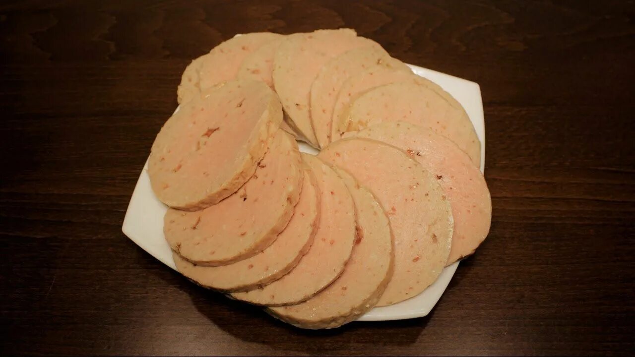 Домашняя куриная колбаса. Школа колбасы. Докторская колбаса приготовление. Что приготовить с докторской колбасой. Домашняя докторская колбаса.