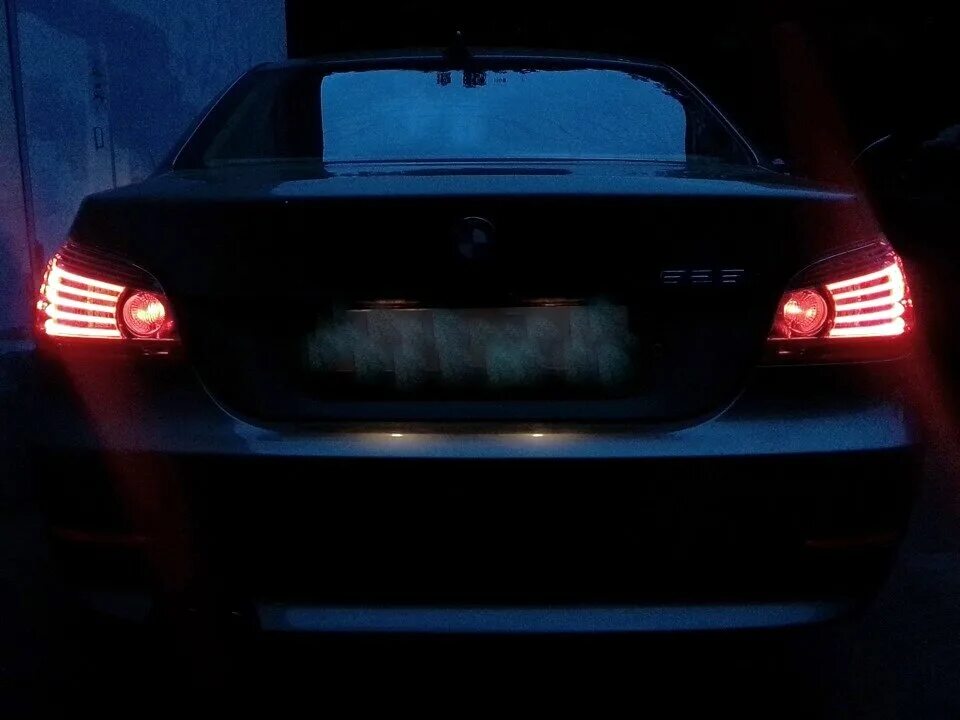 Горит е60. Задние фонари рест на BMW e60. BMW e60 свет задних фонарей дорест. BMW e60 свет задних фонарей. BMW e60 в темноте.