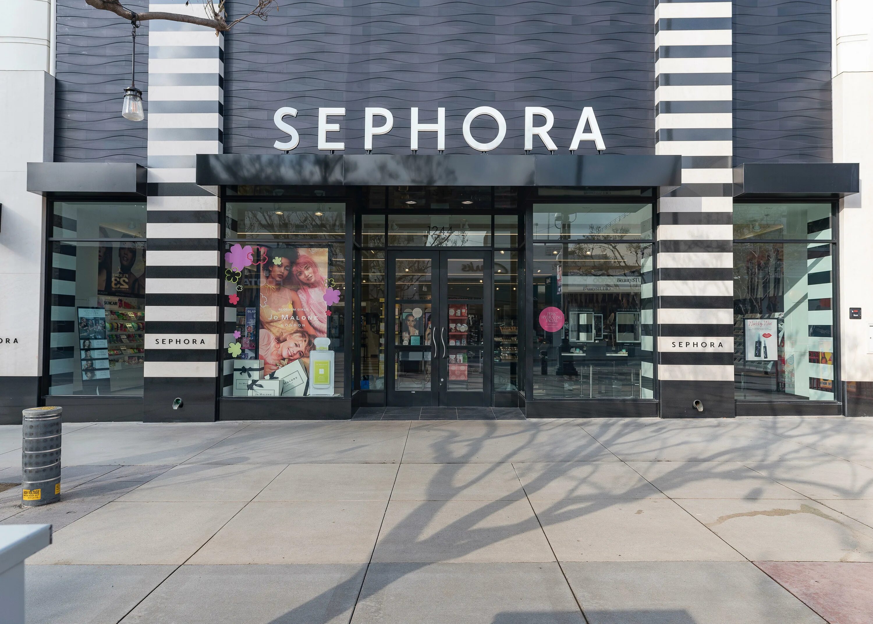 Sephora магазины в москве. Сефора америка. Сефора магазин. Магазин косметики сефора. Сефора магазин.