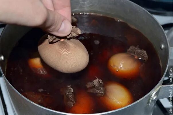 Сколько минут варить луковую шелуху. Яйца в луковой шелухе. Сколько минут варить луковую шелуху. Варка лука в шелухе. Сало варёное в кастрюле.