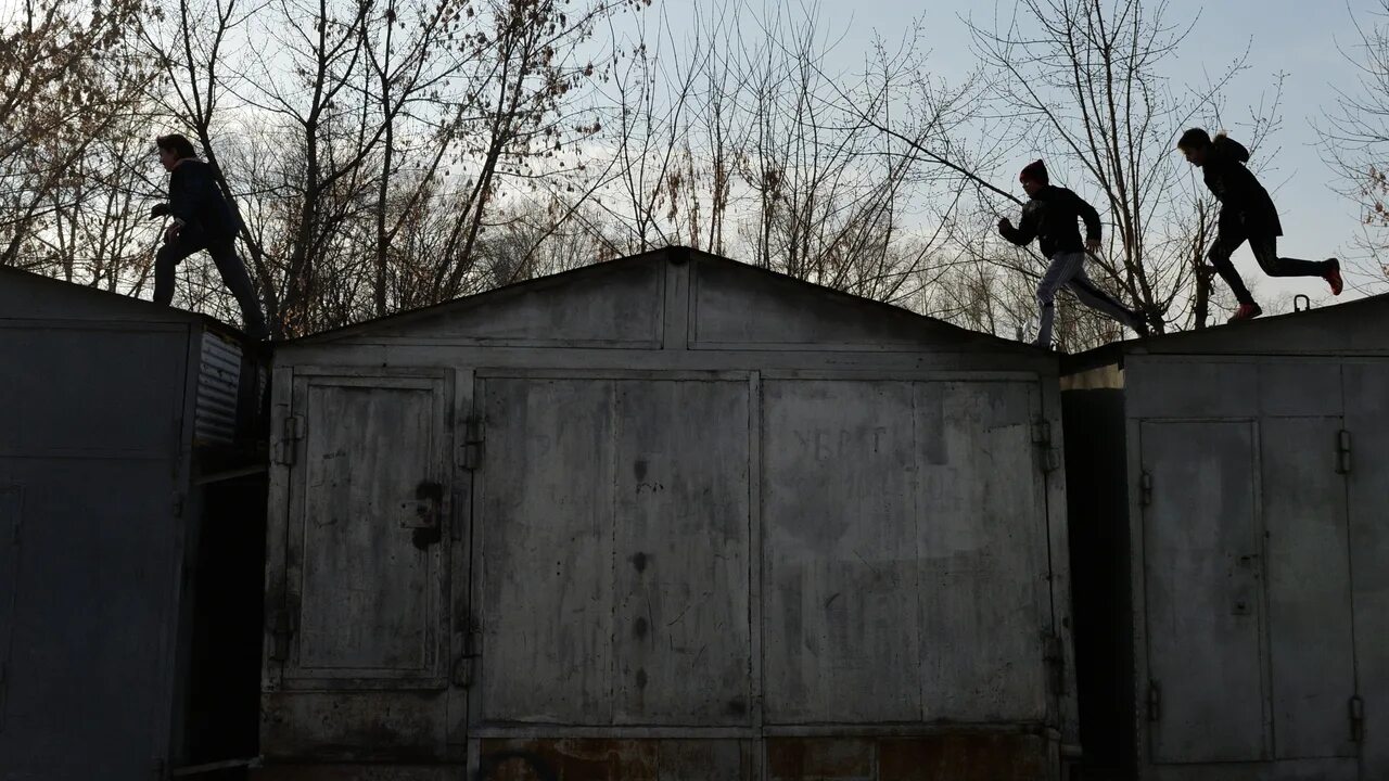 Чел бегает по крыше "реклама". Крыша убегает. Паркуристы субкультура. Прыгать с гаражей. Крыша убегает.