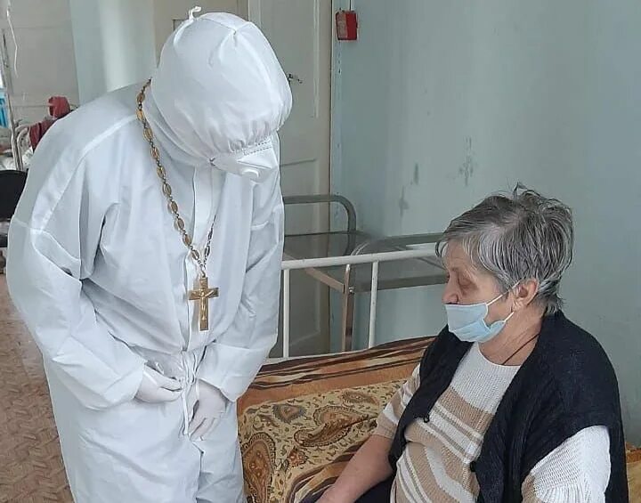 Заболели священники. Священнослужитель в больнице. Православные священники в больницах. Священник причащает больного.