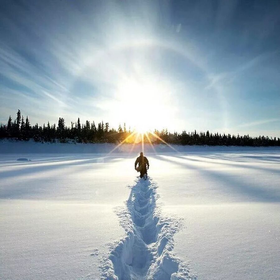 Февраль новая жизнь. Зимнее солнцестояние. Человек идет по снегу. Зима солнце. Иду по снегу.
