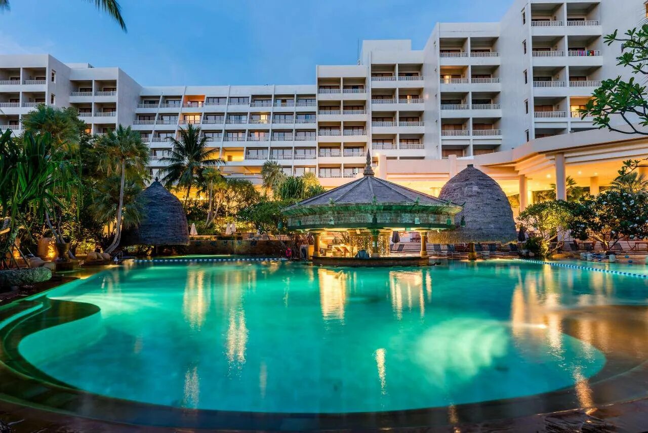 Мовенпик тайланд. Movenpick phuket karon. Movenpick resort пхукет. Mövenpick resort & spa karon. Paradox resort.