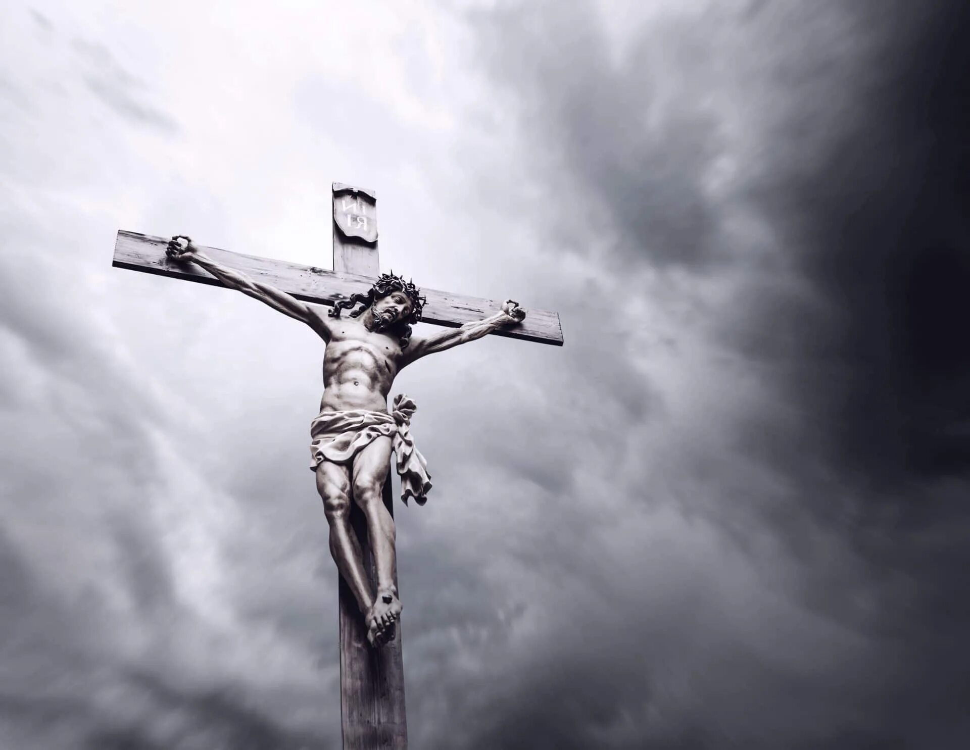 Фото иисуса на кресте. Цветная деревянная скульптура христа. Бог иисус христос распятие. Распятие иисуса христа скульптура. Распятие иисуса христа на кресте.