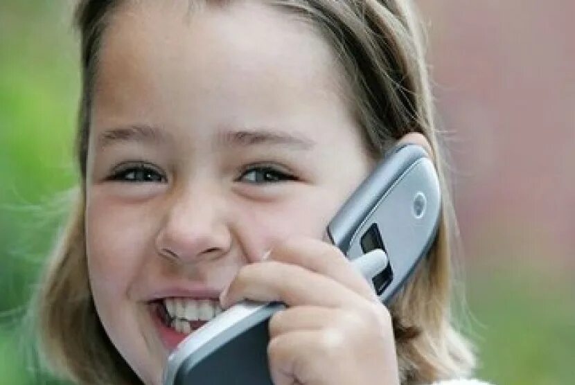 Можно будет использовать телефон. Ребенок с телефоном. Ребенок с телефоном в руках. Дети с сотовыми. Телефоны для школьников.