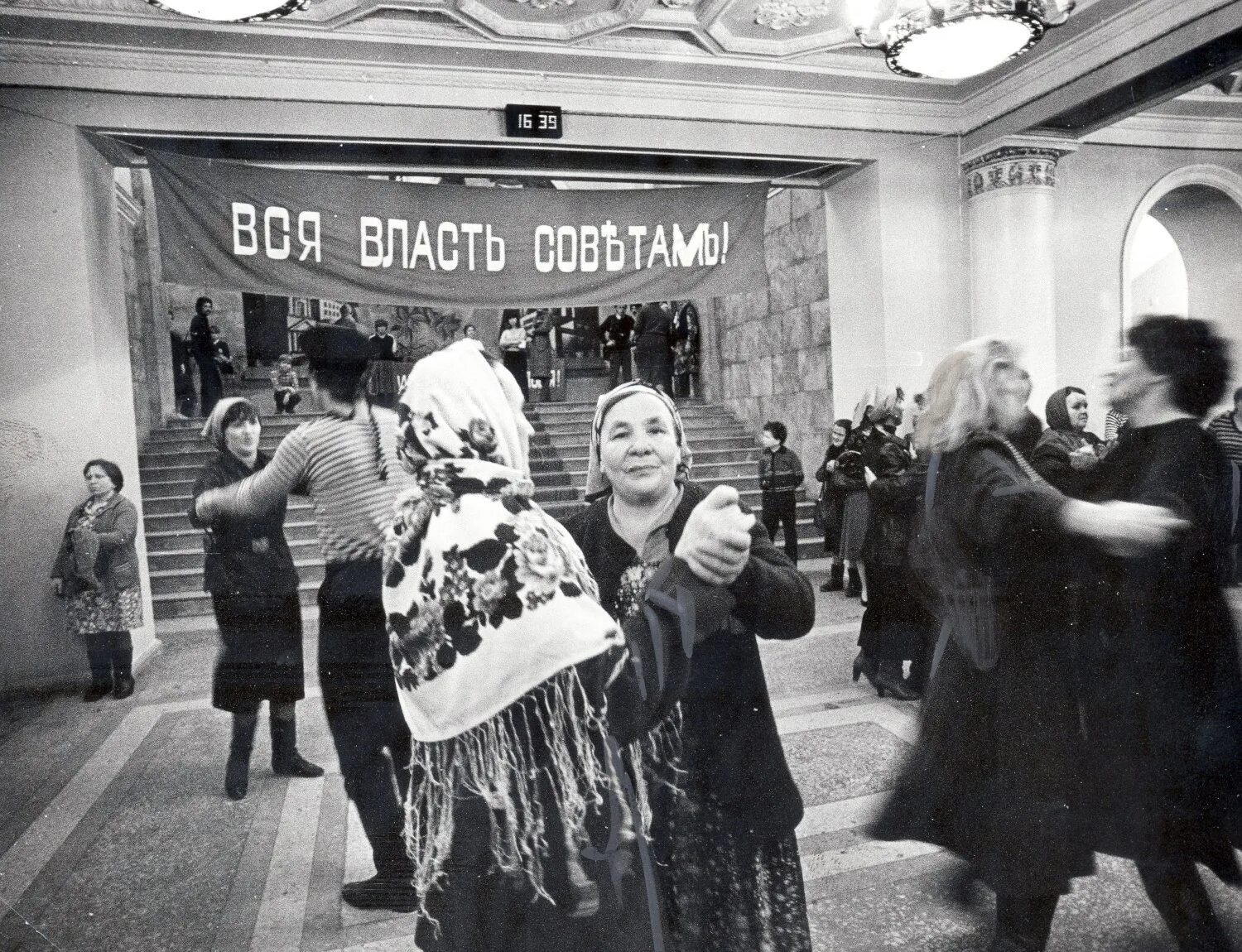 Ноября праздник ссср. Советские празднования. Советские праздники. Празднование 7 ноября в СССР. Демонстрация 7 ноября в СССР.