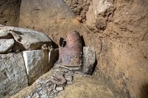 Гробница в поисках шлема