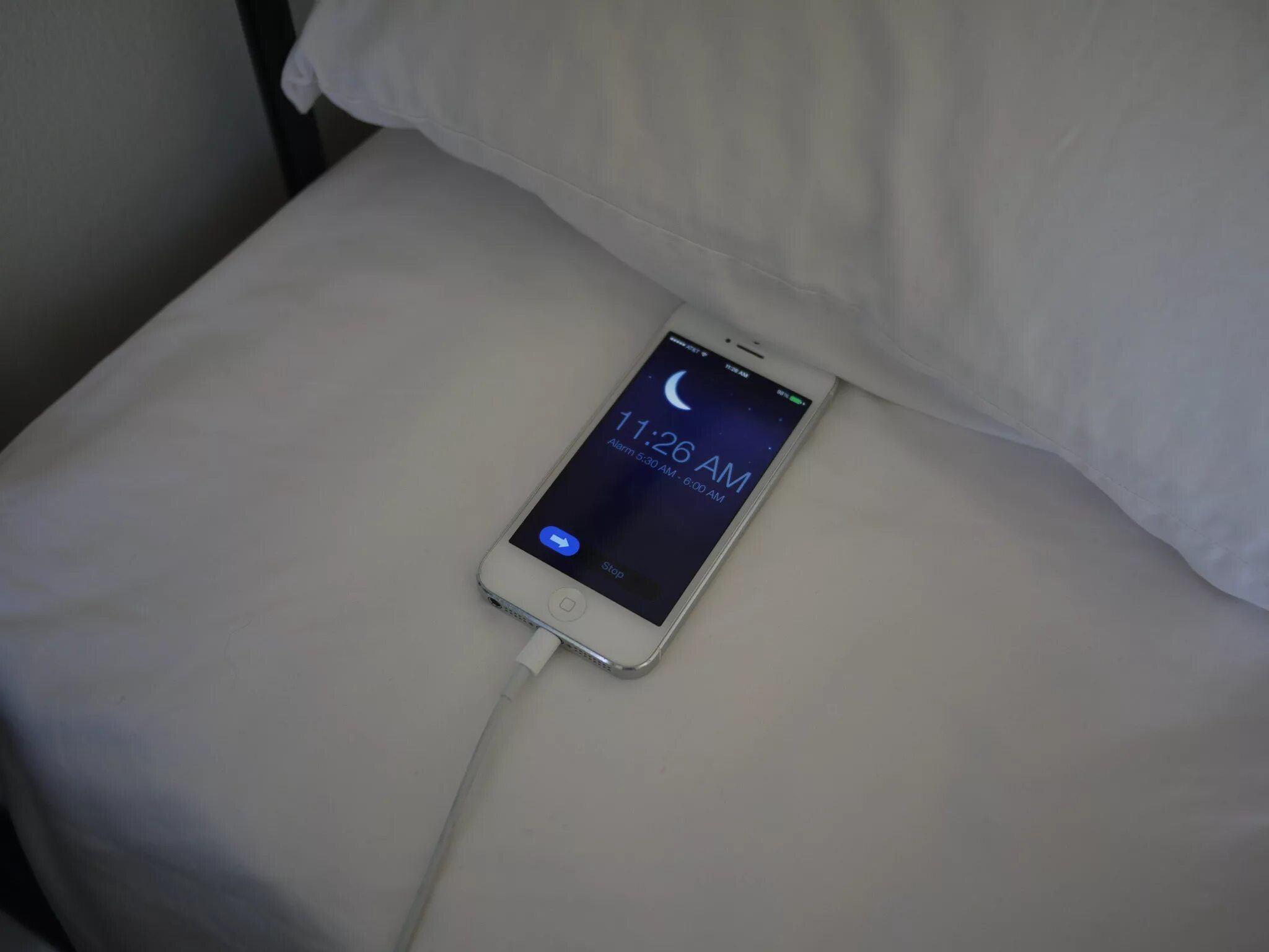 Включи телефон спать. Смартфон на кровати. Смартфон лежит. Айфон лежит. Зарядка для смартфона.
