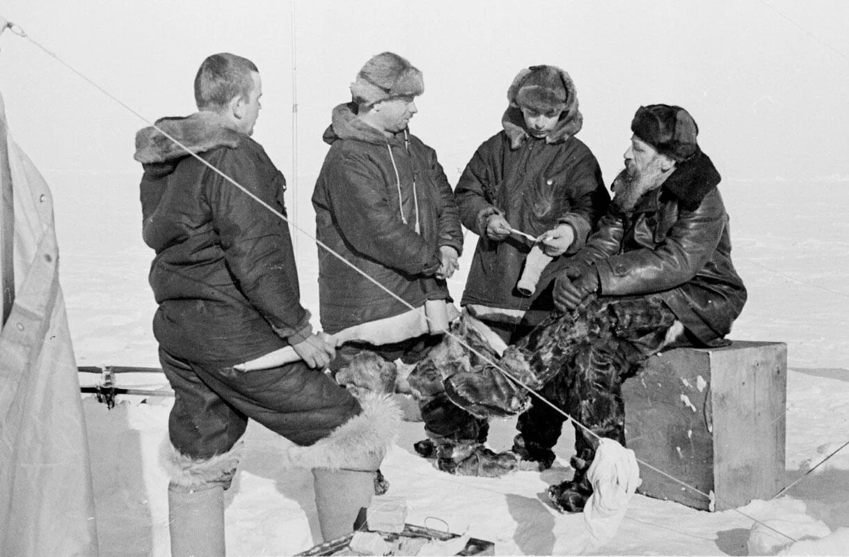 North pole 1. Экспедиция Папанина на Северный полюс 1937. Папанин Экспедиция на Северный полюс. Дрейфующая Полярная станция Северный полюс 1.