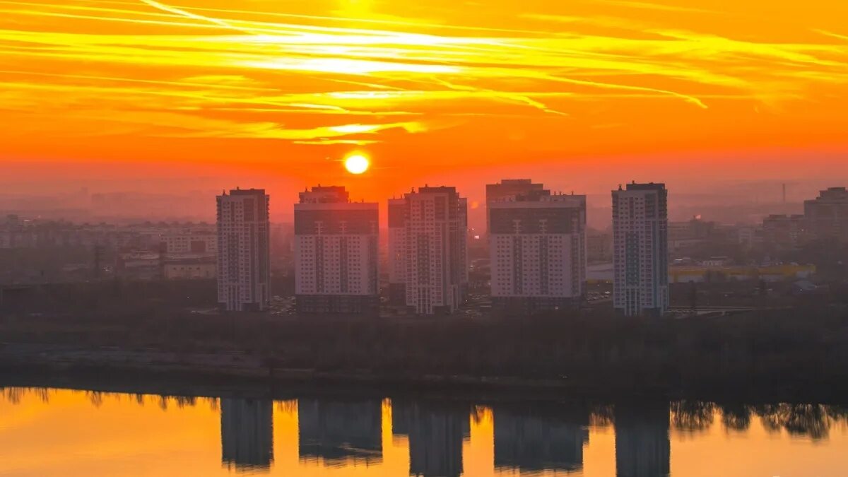 Солнечных дней в нижнем новгороде. Варламов Нижний Новгород закаты. Нижний Новгород рассвет. Закаты Мещера Нижний Новгород. Парк Швейцария Нижний Новгород закат.