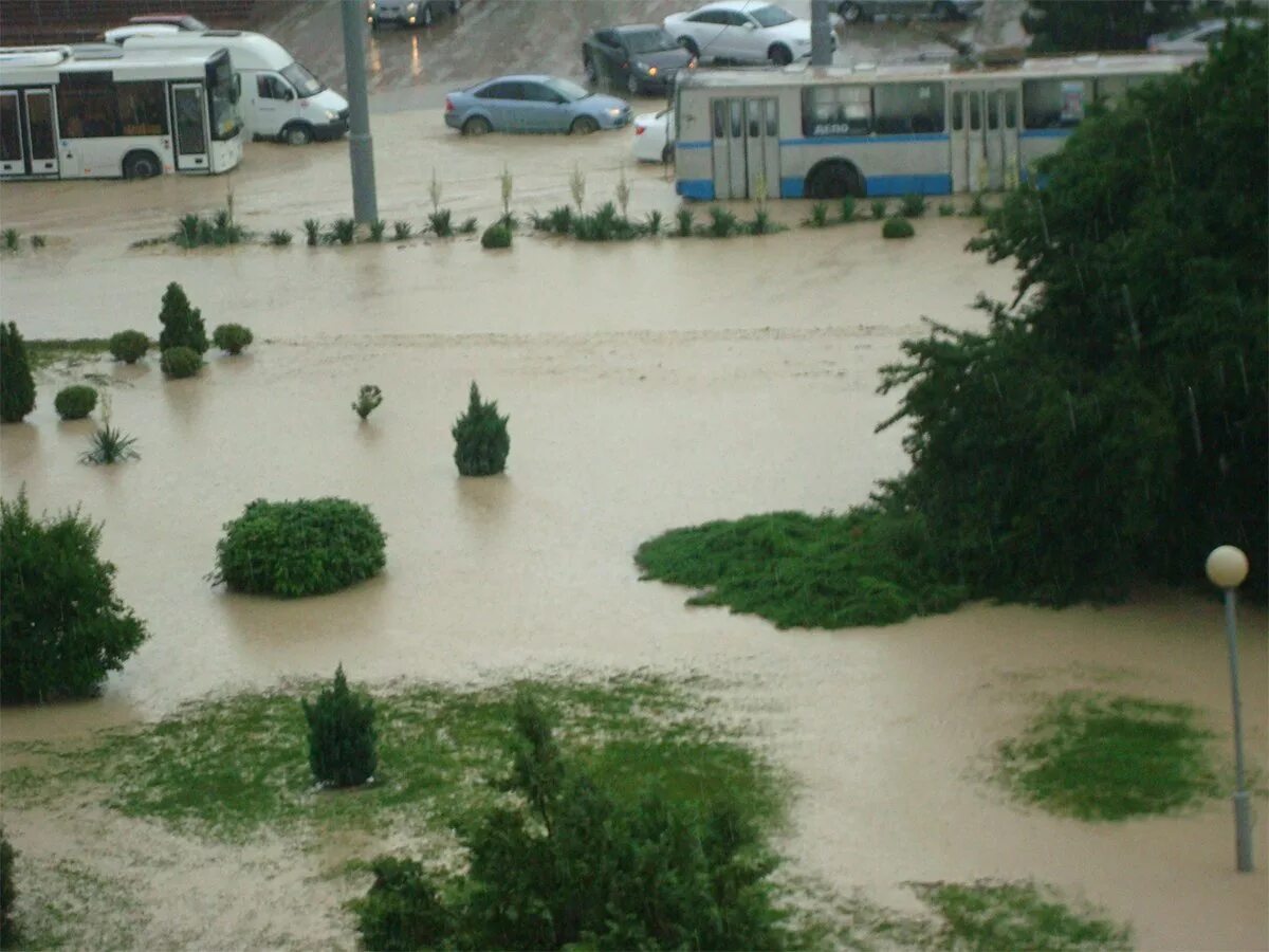 ливневый паводок. сильное наводнение. дождевые паводки. паводки хабаровский край 2020. наводнение в грузии.