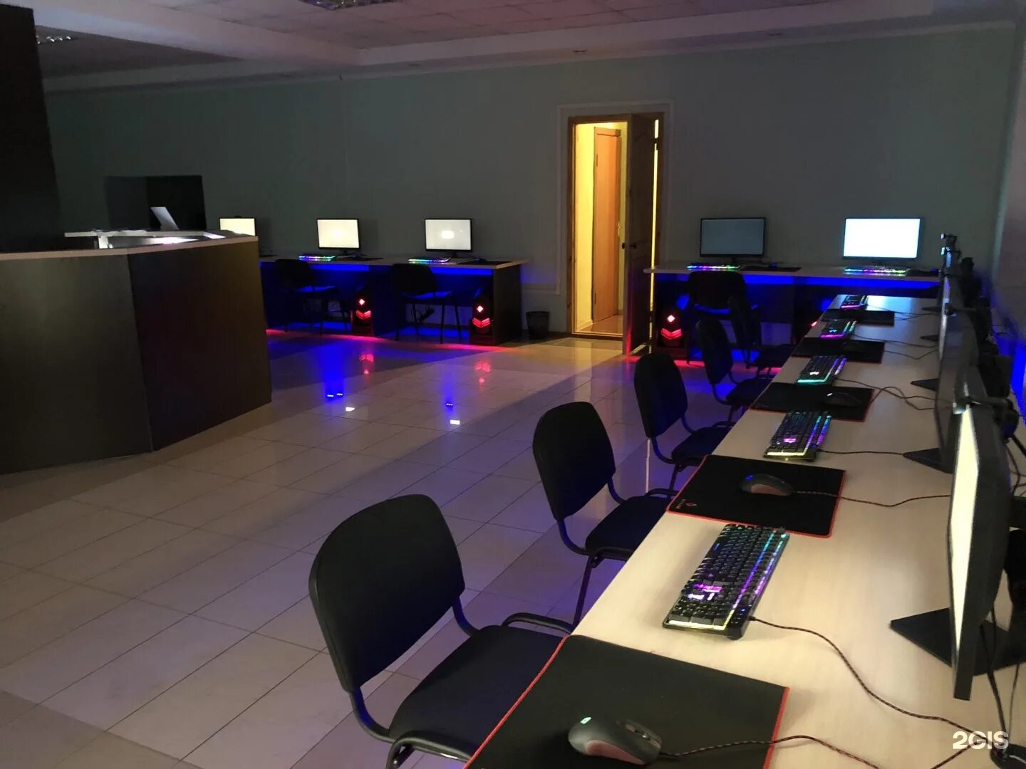 Игровой компьютерный зал. Дизайн компьютерного клуба. Столы для компьютерного клуба. Комп зал. Интернет кафе это
