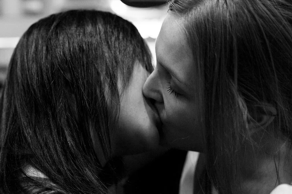 Лезби парень. Nika kissing33 фото. Картина Kiss me. Mona and Mia kissing images.