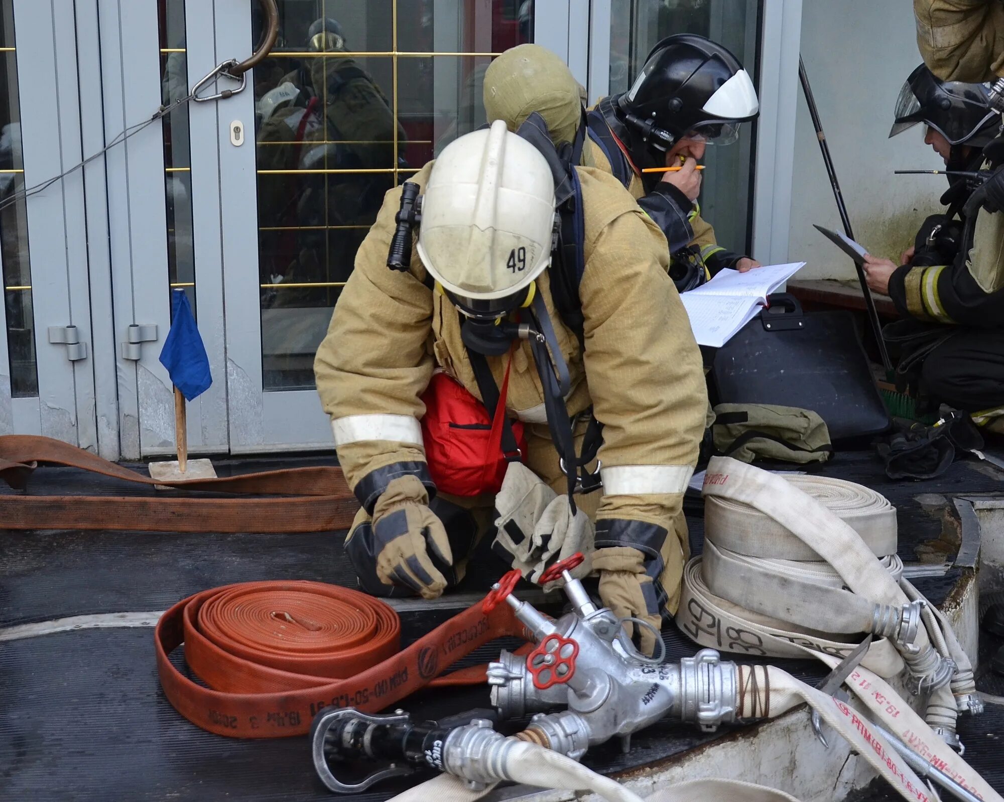 Категория города мчс дубна. Работник мчс. Мчс дубна. Мигалка очага пожара пожарно тактические учения. Мчс дубна.