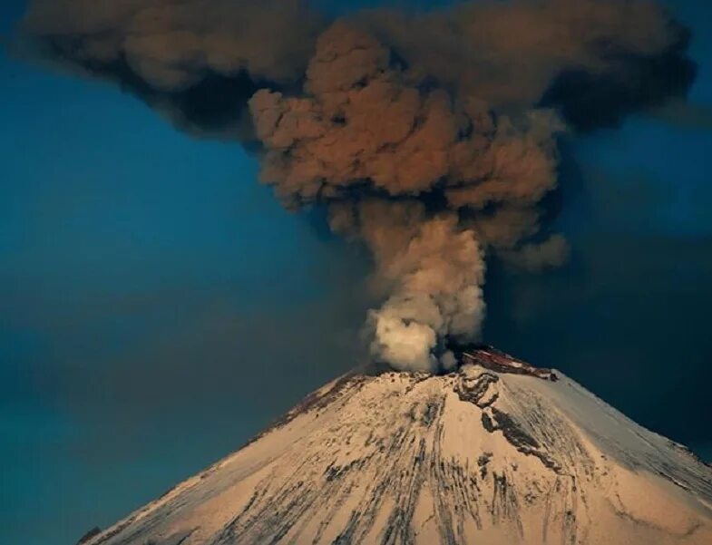 исландия вулкан эйяфьятлайокудль извержение 2010. Popocatepetl вулкан извержение 2016. извержение вулкана фаградальсфьядль (2021). извержение вулкана невадо-дель-руис. смертоносный вулкан.