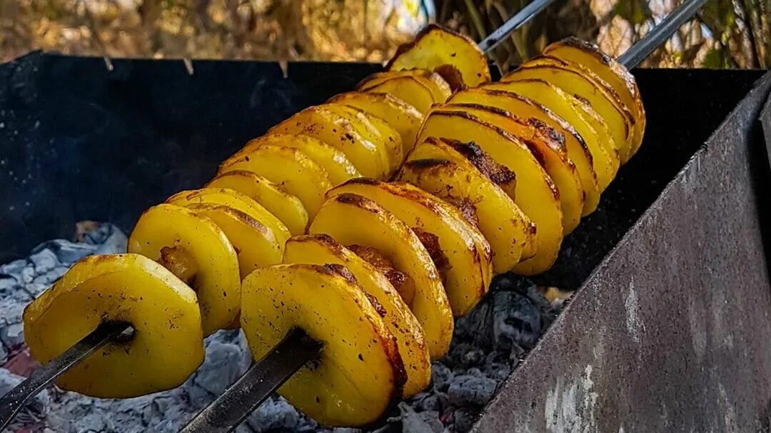 Картошка на мангале. Картофель на шампурах. Картошка на мангале на шампурах. Картошка на углях на шампурах.