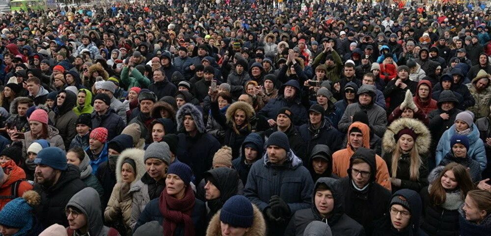 Толпа людей митинг. Народ на митинге. Толпа на площади. Сборище людей. Народ выходит на улицу