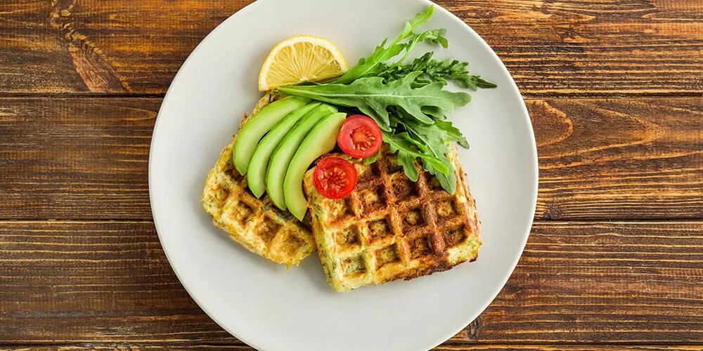 Вафли с лососем. Венские вафли с рыбой. Бельгийские вафли с лососем и авокадо. Бельгийские вафли с рыбой и творожным сыром. Вафли с семгой и творожным сыром.
