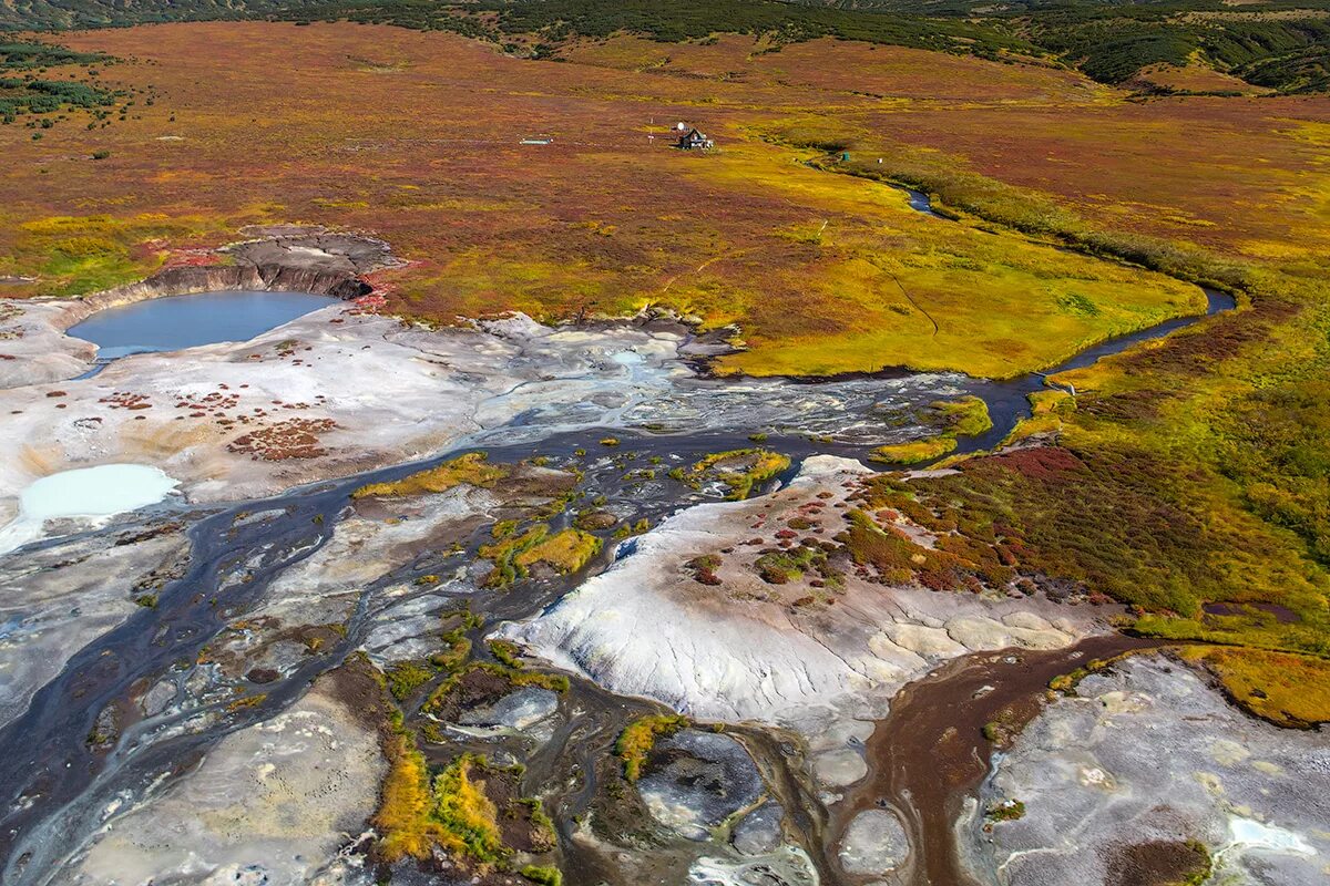 Unique kamchatka. Кальдера Узон Камчатка. Кроноцкий заповедник кальдера вулкана Узон. Кальдера вулкана Камчатка. Долина Узон на Камчатке.