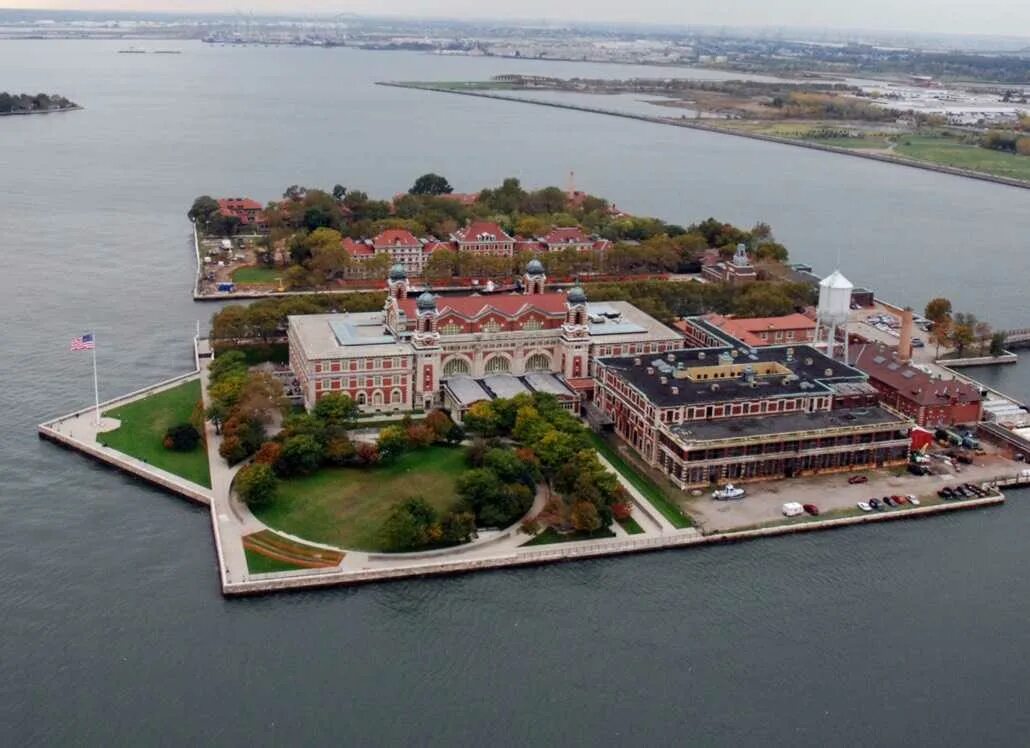 Ellis island. Эллис Айленд. Остров Эллис США. Музей иммиграции на острове Эллис. Эллис Айленд лагерь.