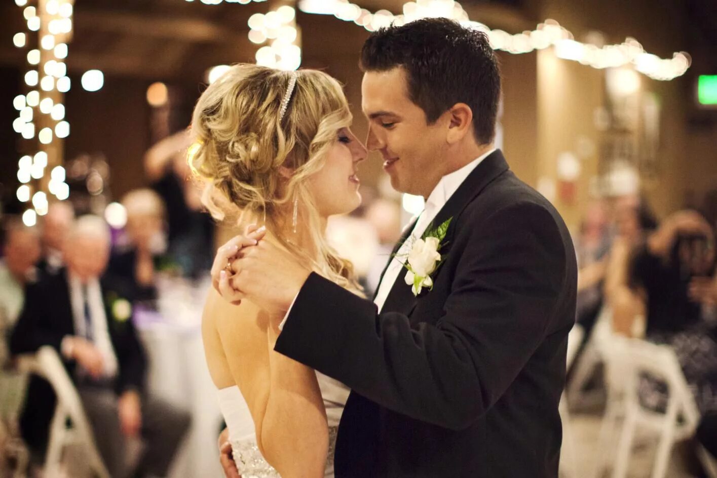 Танец молодоженов на русском. Первый танец молодоженов. Танец жениха и невесты. Танец жениха и невесты. Первый танец.