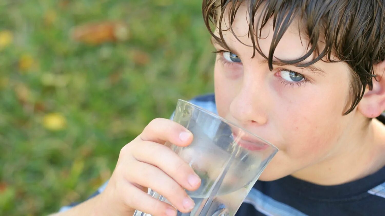 Пить мутную воду. Человек пьет воду. Ребенок пьет воду. Человек пьющий воду. Питье воды для детей.