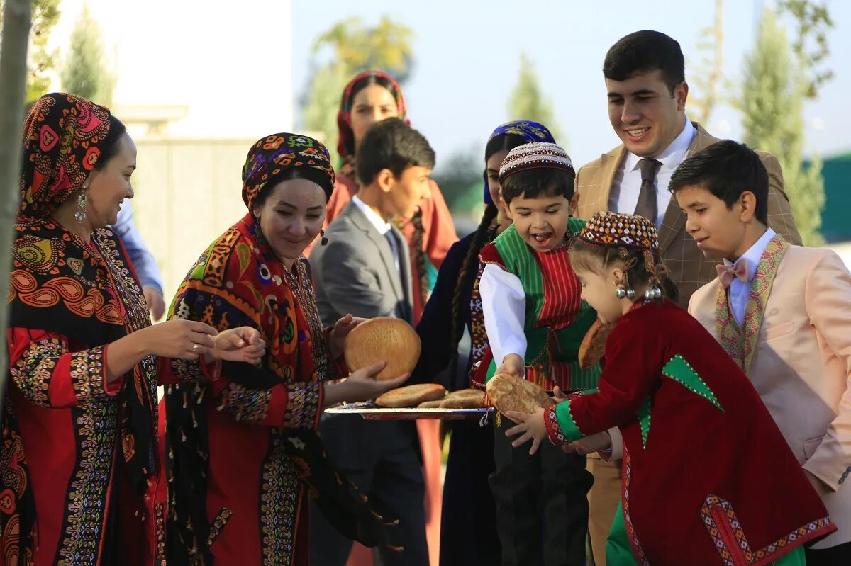 Туркмен бывшая. Туркменистан жители. Туркменчилик национальные праздники. Туркменистан население. Туркменистан население 2023.