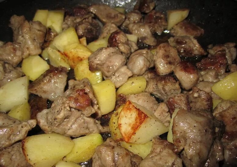 Картошка с мясом. Свинина с картофелем. Тушёная картошка с мясом. Тушёная картошка со свининой.
