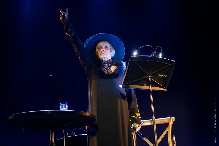 девица музыке. наушники для девушек. Dj korolova 2022. девушка скрипачка. девушка в больших наушниках.