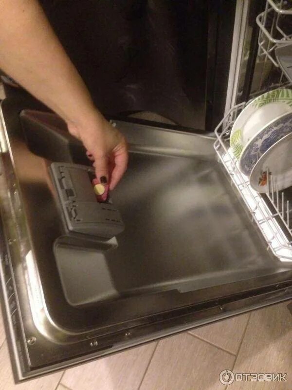 Почему открывается посудомоечная машина. Посудомоечная машина самсунг внутри. Крышка дозатора посудомоечной машины korting. Дно посудомоечной машины. Крышка для отсека посудомоечной машины.