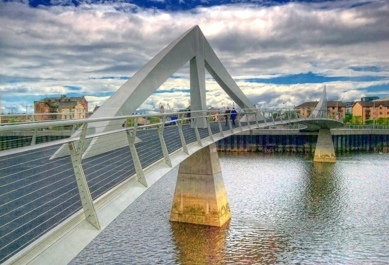 Мосты в городе Глазго. Вантовый пешеходный мост Германия. Экстрадозный мост и вантовый. Мост Клайд АРК Глазго.