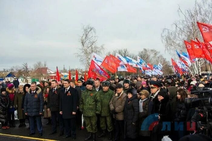 Антимайдан в донецке. Митинг в поддержку признания днр и лнр. Митинг донецкая народная республика 2014. Луганск митинг. Митинги в крыму 2014.