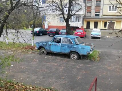 Брошенный автомобиль во дворе