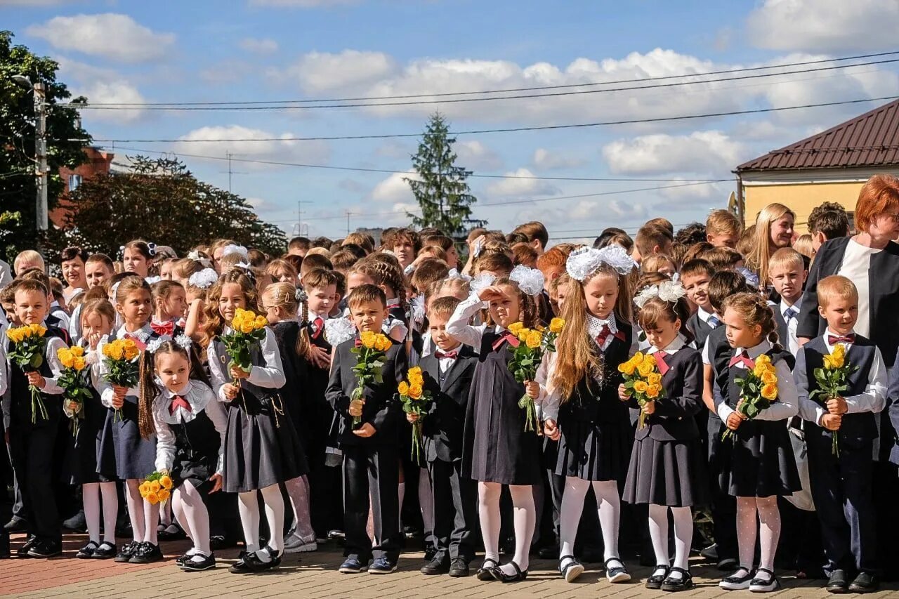 62 школа курск электронный. Гимназия 62 Курск. Гимназия номер 4 Курск. Девочки на школьной линейке. День знаний линейка в школе.