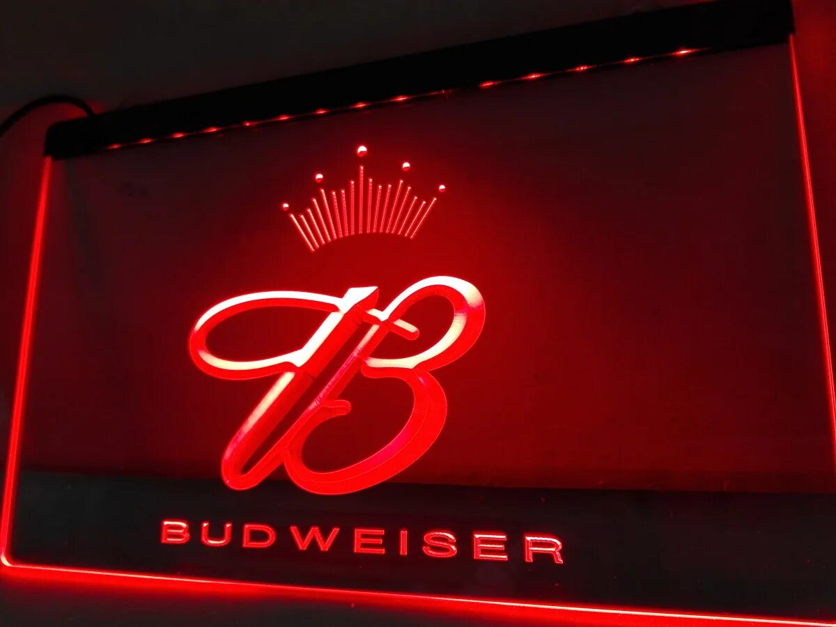 Вывеска с контражурной подсветкой. Вывеска белые буквы. Budweiser pub. Световые товарные знаки. Объемная вывеска с подсветкой.