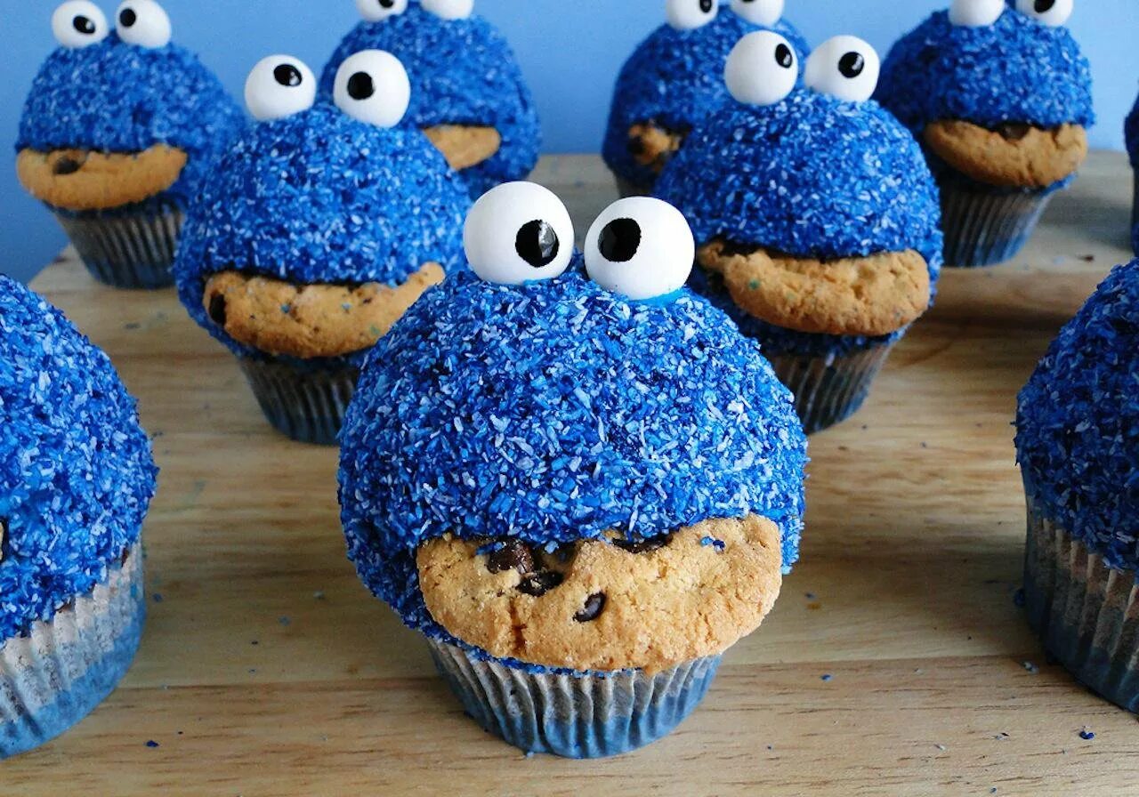 Синяя еда. Синие пирожные. Синий кекс. Маффины синие. Синие вкусняшки.