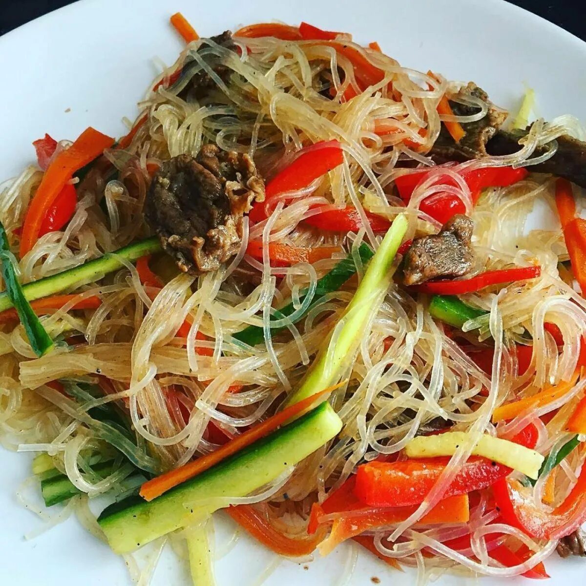 Китайский салат с морепродуктами. Фунчоза. корейская лапша фунчоза. фунчеза салат с овощами по-корейски. фунчоза овощная.