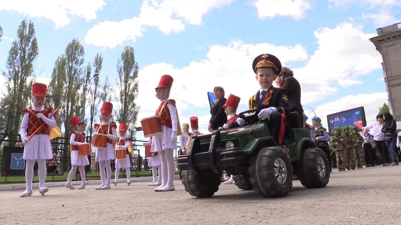 Малышковый парад в Лихославле. Детский парад Победы. Детский военный парад. Дети на параде.