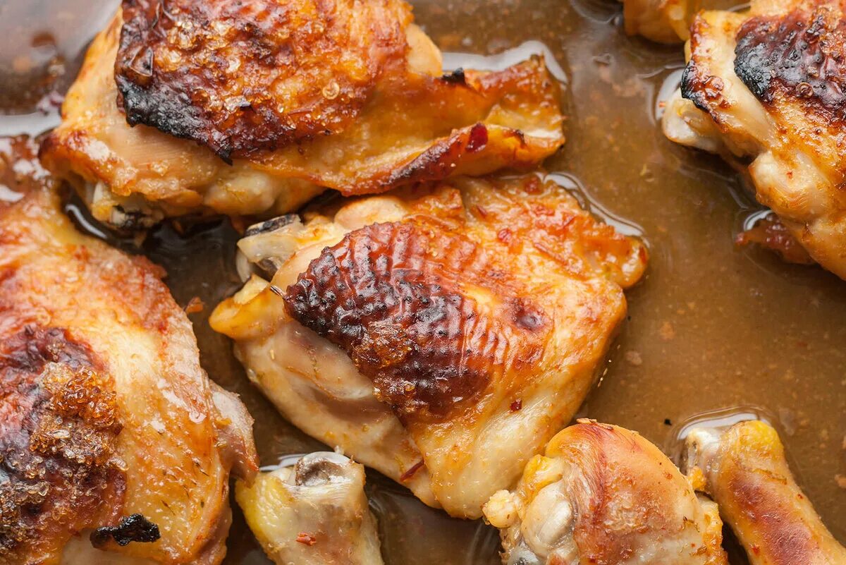 Курица с золотистой корочкой на сковороде. Куриные бедрышки запеченные в духовке. Бедро куриное запеченное. Бедра в духовке с хрустящей корочкой. Куриные бедра в духовк.