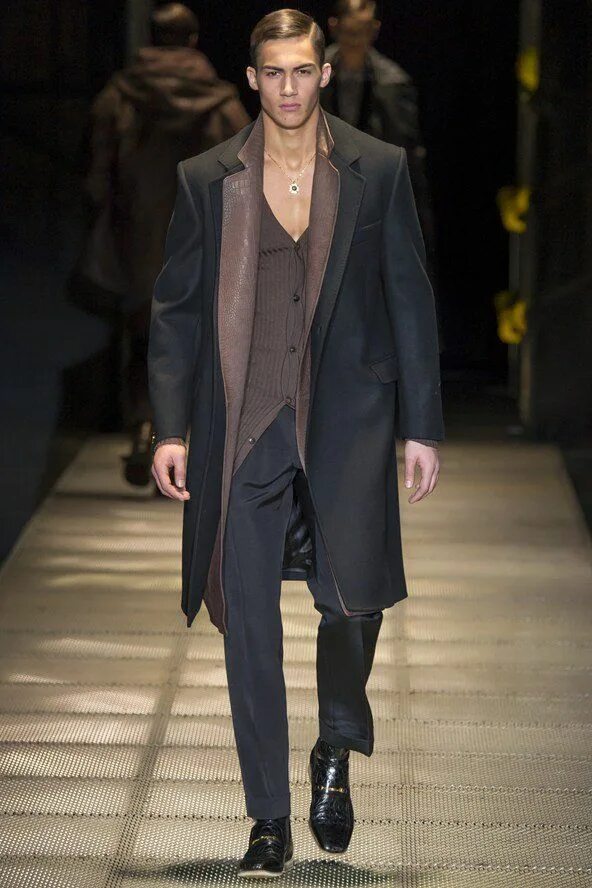 Мужской подиум. Versace 2020 мужской показ. Мужское пальто подиум. Высокая мода мужская. Мужчина на подиуме.