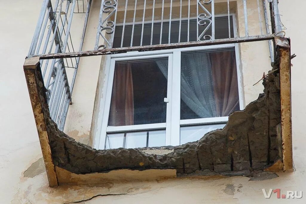 обрушение остекления балкона. захламленный балкон. прикольный балкон. старые балконы эстетика. опасен ли балкон.