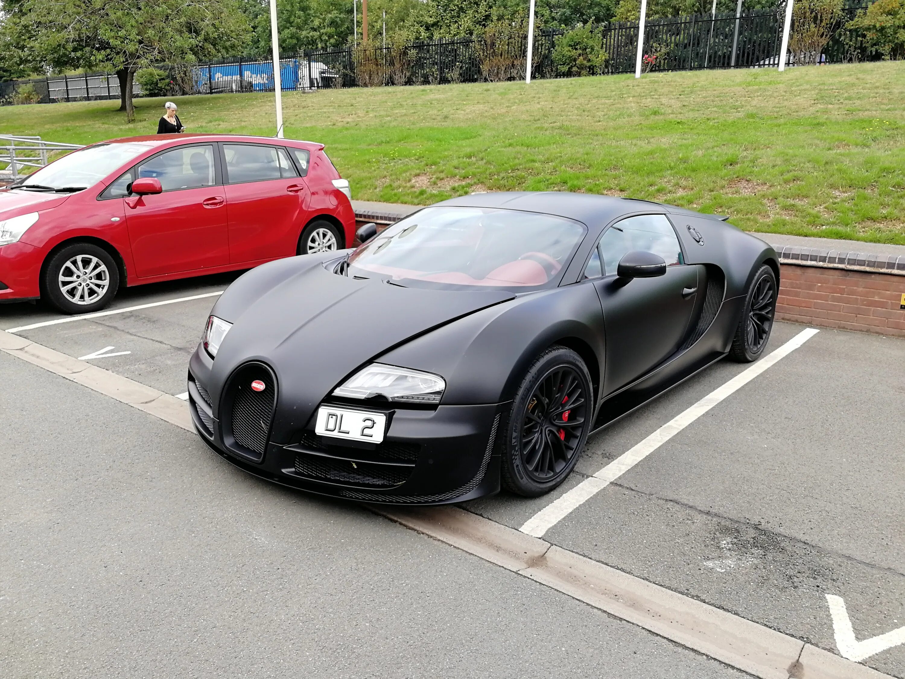 Бугатти в омске. Бугатти вейрон 1970. бугатти вейрон в москве. bugatti chiron черный.