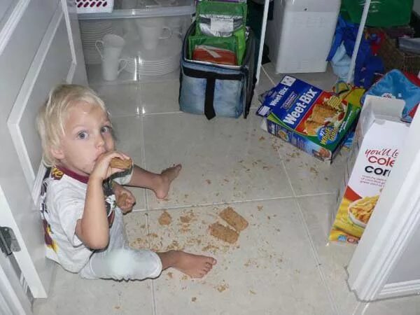 мама с ребенком пьют чай. ребенка стошнило в садике. вырвало ребенка. фитотерапия для детей. тошнота у ребенка.