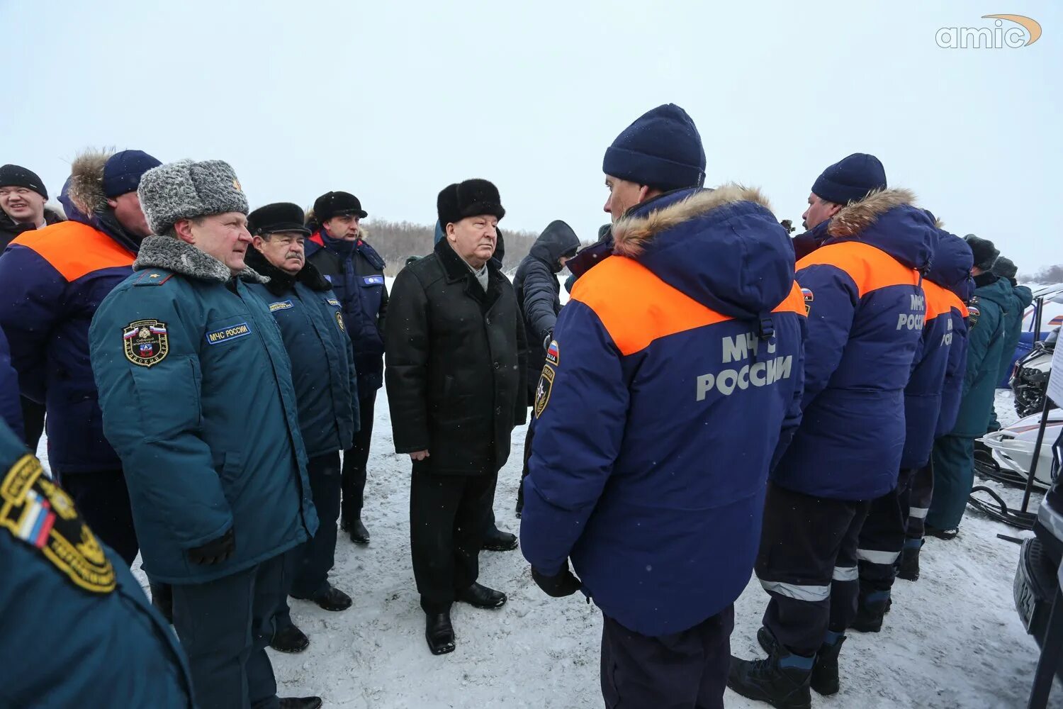 Сколько зарабатывают спасатели. Министр МЧС Пучков в Новокузнецке. Пучков министр МЧС на катке флешмоб. Министр МЧС Пучков в Новокузнецке с пацаном. Волгоградский регион МЧС передали инженерной техники министр Пучков.