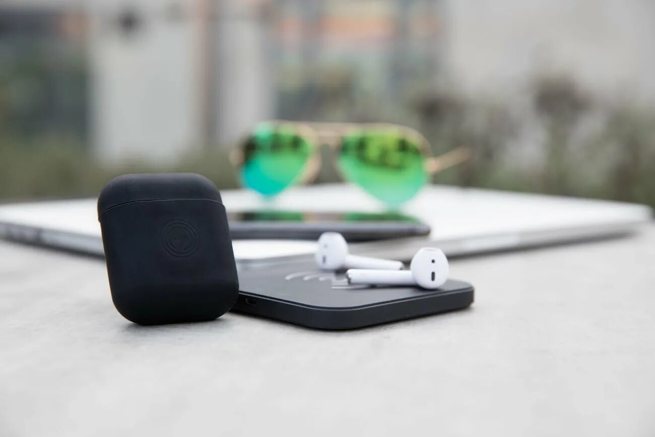 AIRPODS 2 беспроводная зарядка. AIRPODS Pro with Wireless Charging. Беспроводная зарядка для аирподс про. AIRPODS Wireless Charging Case 5 поколения. Зарядка для беспроводных наушников купить