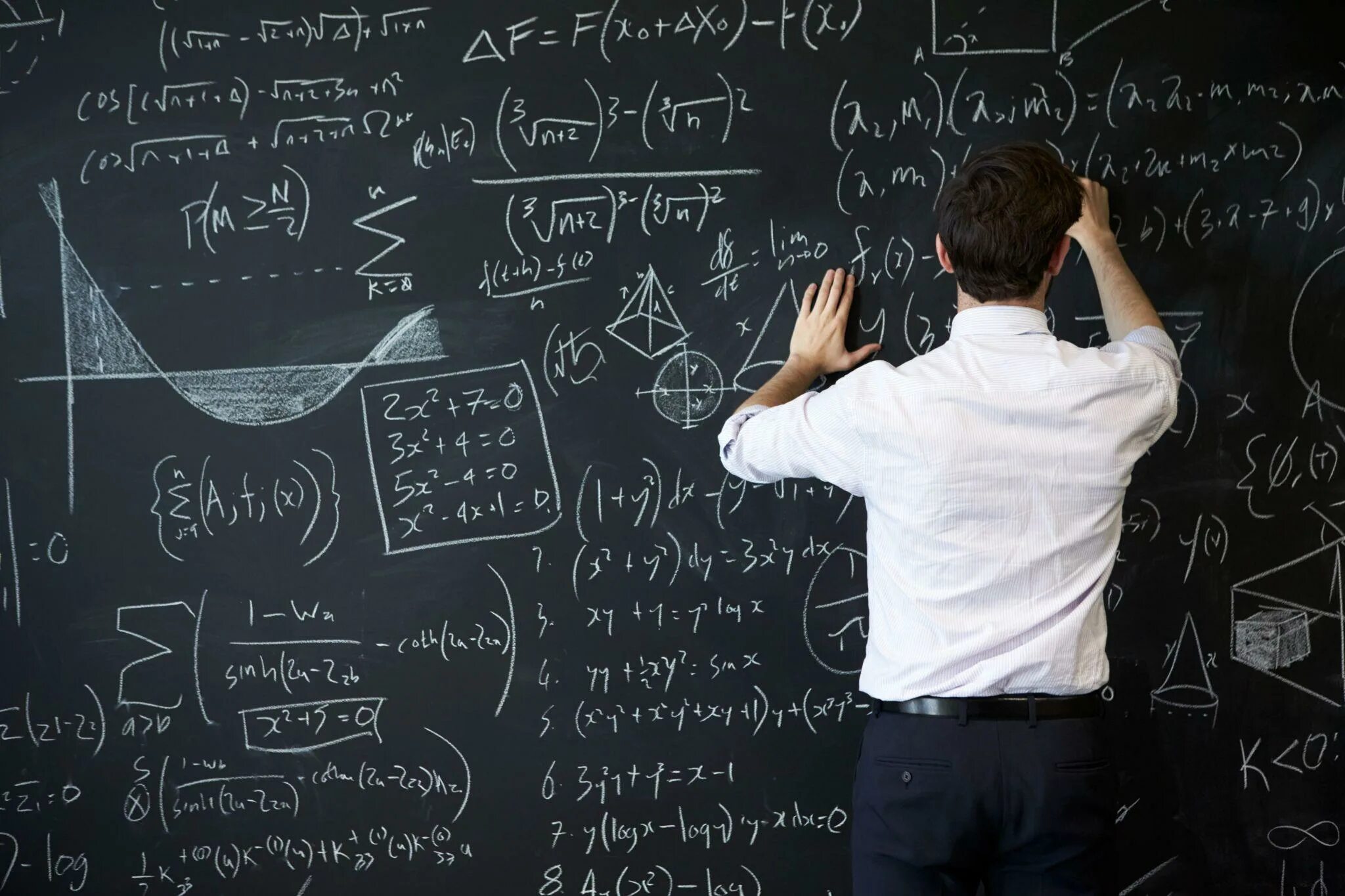 Глаза должны быть на доске. Ученый у доски с формулами. Математик у доски. Что написано на доске учёных. Человек пишет на доске.
