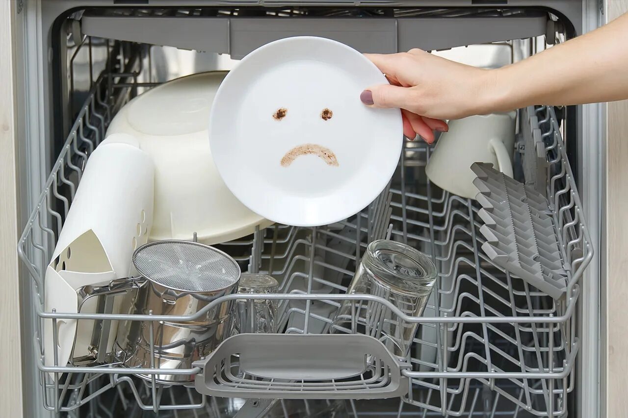Почему машина плохо моет посуду. Тарелки в посудомойке. Держатель тарелок для посудомоечной машины. Чистая посуда. Плохо промывает посудомоечная машина.