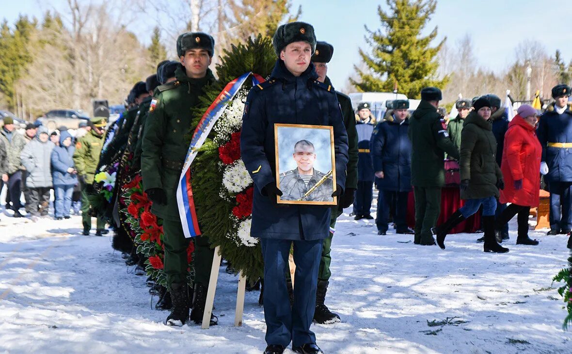 Похороны военнослужащего погибшего на Украине. Похороны солдат погибших в Украине 2022. Прощание с военнослужащими солдатами.